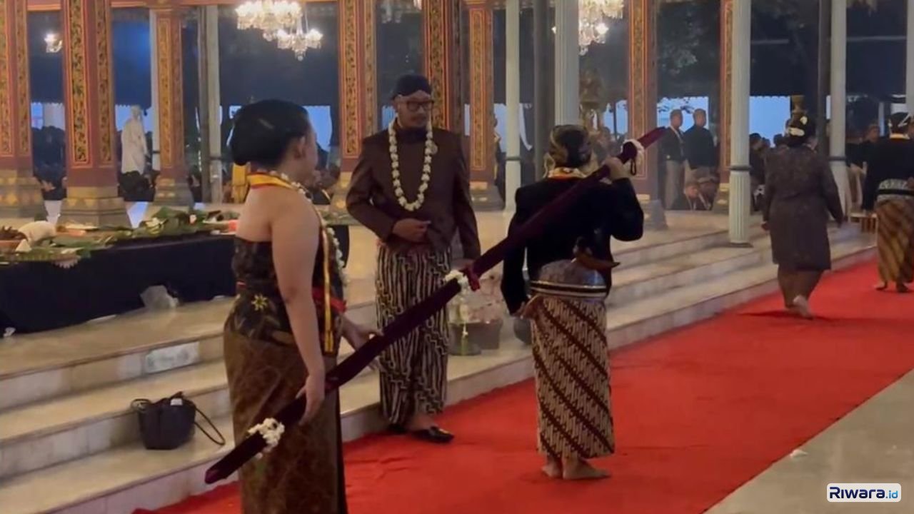 PB XIV Pimpin Langsung Kirab Perdana Sebagai Raja